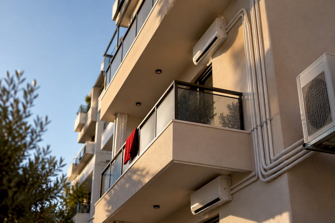 Εξωτερική μονάδα multi split σε ελληνική πολυκατοικία